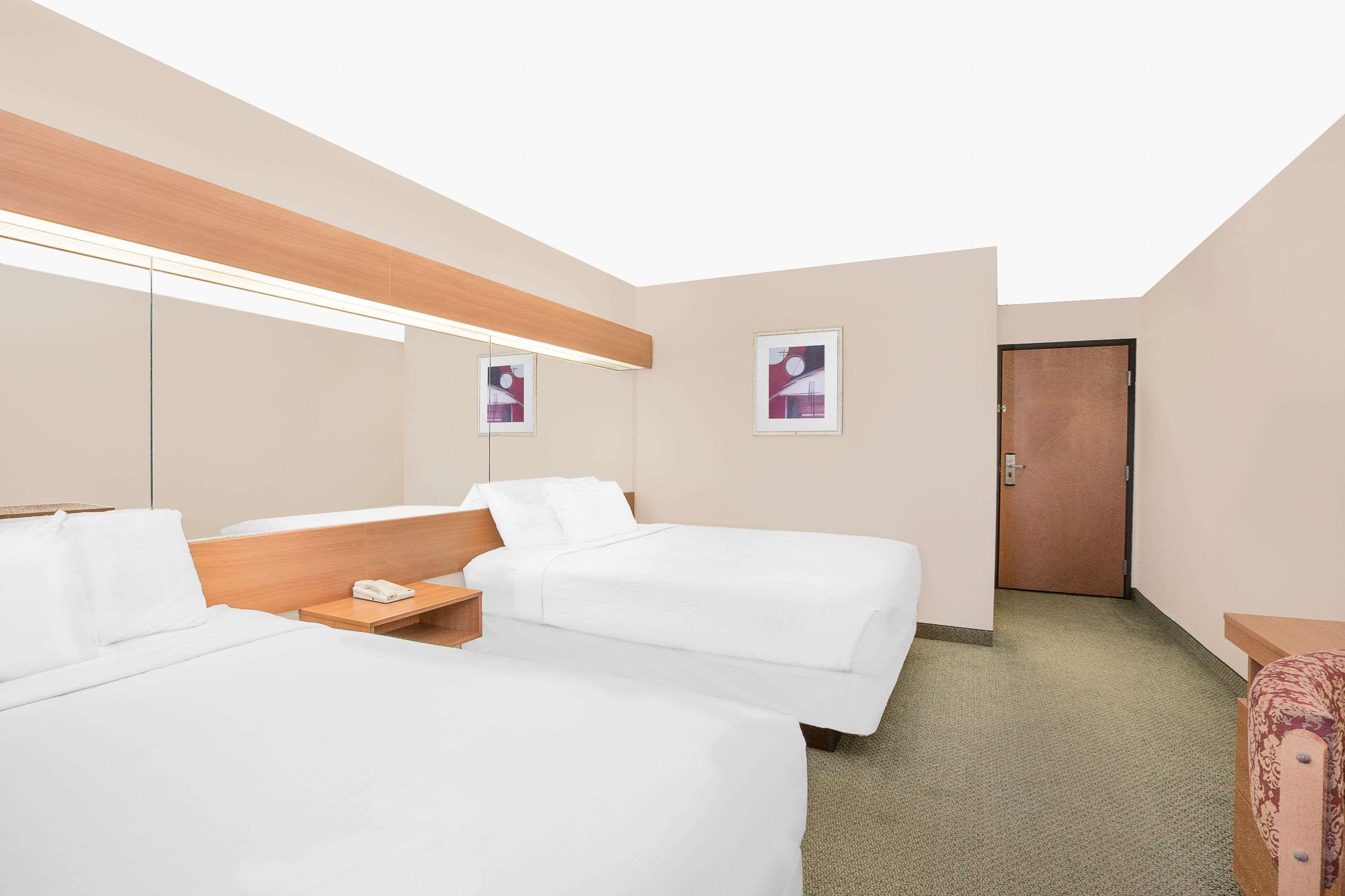 Microtel Inn & Suites By Wyndham Colfax Buitenkant foto